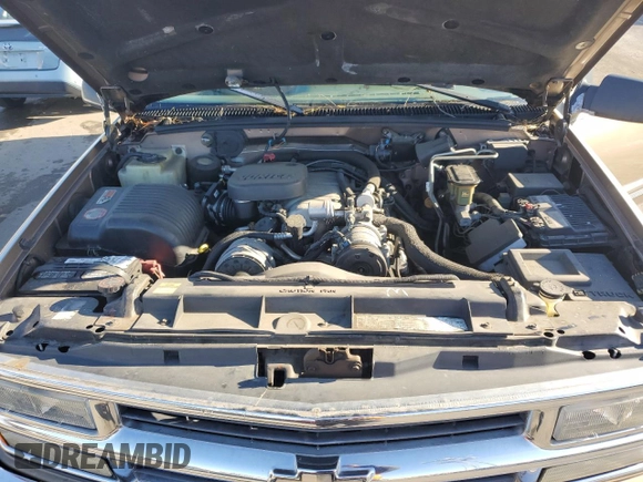1996 Chevrolet Suburban z VIN 3GNGK26JXTG107228, wystawiony jako Copart lot #44741195 z przebiegiem 172 053 mil mil oraz Czysty tytuł • Clean title. Historia ofert i sprzedaży dostępna na DreamBid. Obrazek 12.