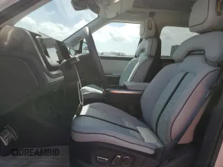 2023 Rivian R1T Adventure z VIN 7FCTGBAA5PN028668, wystawiony jako Copart lot #61126184 z przebiegiem 2337 mil mil oraz Szkody całkowita. Historia ofert i sprzedaży dostępna na DreamBid. Obrazek 7.