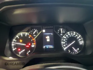 2023 Toyota Tundra SR z VIN 5TFKB5DB8PX113093, wystawiony jako Copart lot #80488324 z przebiegiem 24 200 mil mil oraz Szkoda całkowita • Salvage title. Historia ofert i sprzedaży dostępna na DreamBid. Obrazek 9.