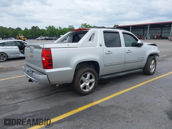 2013 Chevrolet Avalanche LT with VIN 3GNMCFE08DG289092, listed as a IAAI auction lot 42090240 with 143,588 mi miles and . Bid and sale history available at DreamBid. Image 4.
