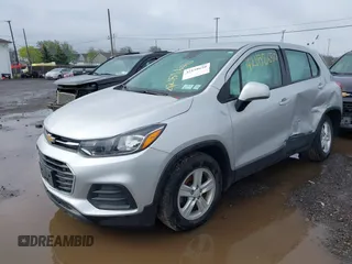 2020 Chevrolet Trax LS z VIN KL7CJKSB3LB310265, wystawiony jako IAAI lot #42158650 z przebiegiem 56 002 mil mil oraz . Historia ofert i sprzedaży dostępna na DreamBid. Obrazek 2.