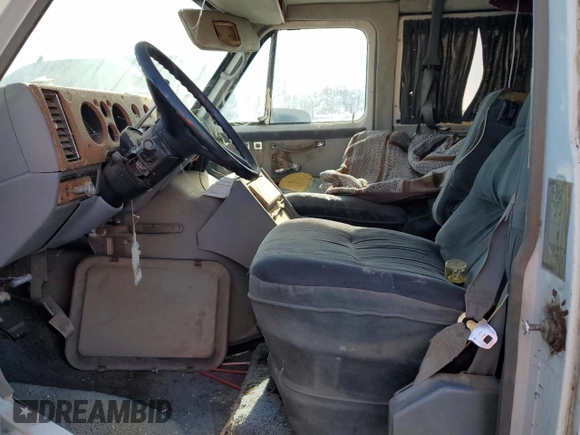 1989 Chevrolet Chevy Van z VIN 1GBEG25KXK7127909, wystawiony jako Copart lot #59997315 z przebiegiem 550 289 mil mil oraz Czysty tytuł • Clean title. Historia ofert i sprzedaży dostępna na DreamBid. Obrazek 7.