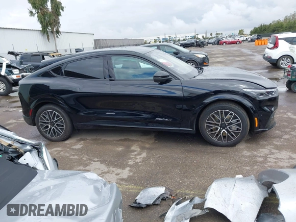 2024 Ford Mustang Mach-E Premium z VIN 3FMTK3R76RMA13687, wystawiony jako IAAI lot #42129796 z przebiegiem Nie podano mil oraz . Historia ofert i sprzedaży dostępna na DreamBid. Obrazek 12.