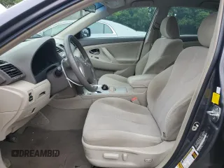 2011 Toyota Camry LE z VIN 4T1BF3EK3BU671513, wystawiony jako Copart lot #58501305 z przebiegiem Nie podano mil oraz Nie do naprawy • Non repairable. Historia ofert i sprzedaży dostępna na DreamBid. Obrazek 7.