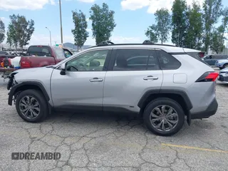 2025 Toyota RAV4 Hybrid XLE Premium z VIN JTMB6RFV5SD157761, wystawiony jako IAAI lot #42261188 z przebiegiem 3 586 mil mil oraz . Historia ofert i sprzedaży dostępna na DreamBid. Obrazek 15.