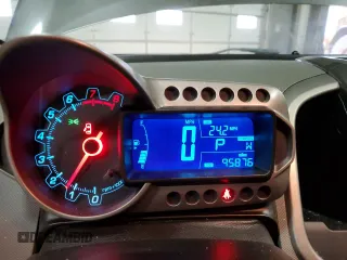2014 Chevrolet Sonic LTZ z VIN 1G1JE6SB8E4233382, wystawiony jako Copart lot #48941115 z przebiegiem 95 876 mil mil oraz Szkoda całkowita • Salvage title. Historia ofert i sprzedaży dostępna na DreamBid. Obrazek 9.