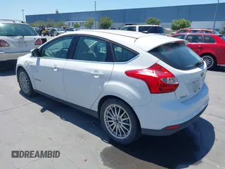 2014 Ford Focus Electric z VIN 1FADP3R42EL393337, wystawiony jako IAAI lot #42365836 z przebiegiem 14 593 mil mil oraz . Historia ofert i sprzedaży dostępna na DreamBid. Obrazek 3.