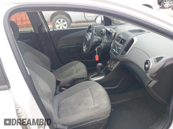 2014 Chevrolet Sonic LS z VIN 1G1JA5SH9E4180377, wystawiony jako IAAI lot #41839198 z przebiegiem 156 357 mil mil oraz . Historia ofert i sprzedaży dostępna na DreamBid. Obrazek 5.