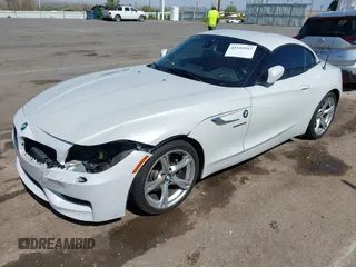 2015 BMW Z4 sDrive28i z VIN WBALL5C53FP557183, wystawiony jako IAAI lot #42145557 z przebiegiem 123 319 mil mil oraz . Historia ofert i sprzedaży dostępna na DreamBid. Obrazek 2.