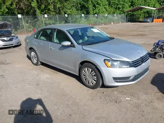 2014 Volkswagen Passat Wolfsburg Edition z VIN 1VWAT7A30EC084532, wystawiony jako IAAI lot #42301251 z przebiegiem 81 963 mil mil oraz . Historia ofert i sprzedaży dostępna na DreamBid. Obrazek 1.