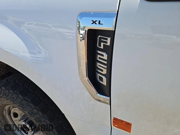 2018 Ford F-250 XL with VIN 1FT7W2BT1JEB88967, listed as a IAAI auction lot 42743495 with 215,105 mi miles and . Bid and sale history available at DreamBid. Image 18.