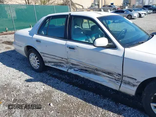 1999 Mercury Grand Marquis GS z VIN 2MEFM74W0XX686623, wystawiony jako IAAI lot #41828993 z przebiegiem 245 171 mil mil oraz . Historia ofert i sprzedaży dostępna na DreamBid. Obrazek 6.