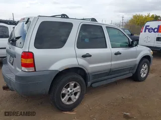 2005 Ford Escape XLT with VIN 1FMYU03175KA91500, listed as a IAAI auction lot 41958585 with 169,824 mi miles. Bid and sale history available at carsss.com. Image 4.