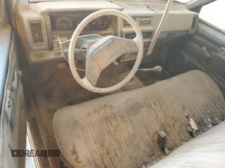 1988 Nissan Hardbody z VIN 1N6ND11S8JC370741, wystawiony jako Copart lot #84060304 z przebiegiem 131 488 mil mil oraz Tytuł czysty. Historia ofert i sprzedaży dostępna na DreamBid. Obrazek 8.