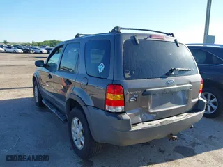 2002 Ford Escape XLT Choice with VIN 1FMYU04172KC92145, listed as a IAAI auction lot 42081862 with 225,812 mi miles. Bid and sale history available at carsss.com. Image 3.