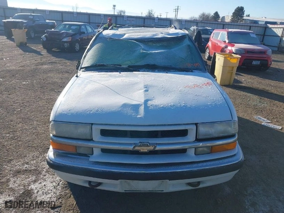 2000 Chevrolet Blazer LT with VIN 1GNDT13W1Y2144467, listed as a IAAI auction lot 41414551 with 245,235 mi miles. Bid and sale history available at carsss.com. Image 12.