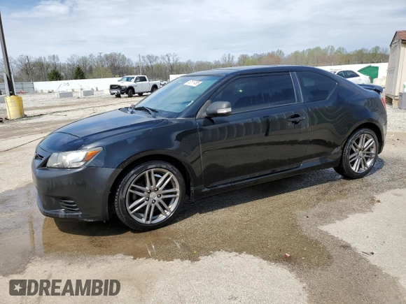 2012 Scion tC z VIN JTKJF5C76C3034769, wystawiony jako Copart lot #52517495 z przebiegiem 205 501 mil mil oraz Nie do naprawy • Non repairable. Historia ofert i sprzedaży dostępna na DreamBid. Obrazek 1.