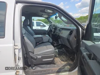2014 Ford F-250 XL z VIN 1FT7W2BT0EEA85688, wystawiony jako Copart lot #59367595 z przebiegiem 240 899 mil mil oraz Czysty tytuł • Clean title. Historia ofert i sprzedaży dostępna na DreamBid. Obrazek 5.