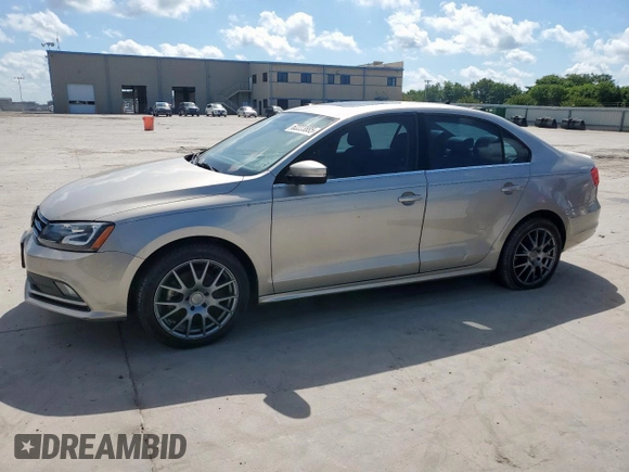 2015 Volkswagen Jetta SE z VIN 3VWD07AJ6FM252596, wystawiony jako Copart lot #62223885 z przebiegiem 140 885 mil mil oraz Czysty tytuł • Clean title. Historia ofert i sprzedaży dostępna na DreamBid. Obrazek 1.