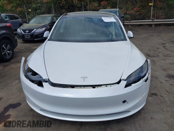 2025 Tesla Model 3 Long Range z VIN 5YJ3E1EAXSF929042, wystawiony jako IAAI lot #41929594 z przebiegiem 116 mil mil oraz . Historia ofert i sprzedaży dostępna na DreamBid. Obrazek 12.