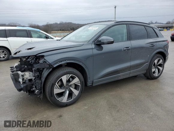 2025 Audi Q6 e-tron Premium Plus z VIN WA124BGF6SA005195, wystawiony jako Copart lot #42492975 z przebiegiem Nie podano mil oraz Szkody całkowita. Historia ofert i sprzedaży dostępna na DreamBid. Obrazek 1.