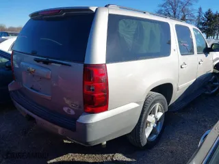 2007 Chevrolet Suburban LT with VIN 1GNFK16327J351287, listed as a IAAI auction lot 38288423 with 152,511 mi miles. Bid and sale history available at carsss.com. Image 4.