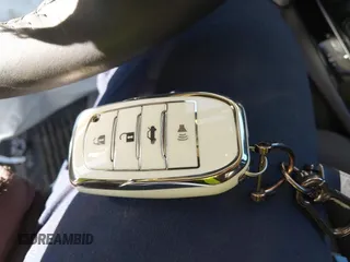 2024 Toyota Corolla Cross XLE z VIN 7MUDAABG0RV103515, wystawiony jako IAAI lot #41676095 z przebiegiem 7647 mil mil oraz . Historia ofert i sprzedaży dostępna na DreamBid. Obrazek 11.