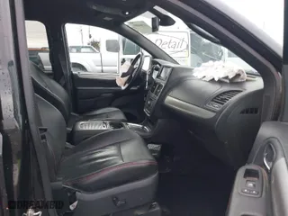 2019 Dodge Grand Caravan GT with VIN 2C4RDGEG0KR742904, listed as a IAAI auction lot 41584091 with 128,661 mi miles. Bid and sale history available at carsss.com. Image 5.