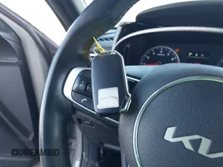 2023 Kia K5 GT-Line z VIN 5XXG64J24PG183772, wystawiony jako IAAI lot #42155447 z przebiegiem 25 313 mil mil oraz . Historia ofert i sprzedaży dostępna na DreamBid. Obrazek 11.