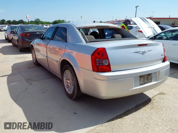 2008 Chrysler 300 LX z VIN 2C3LA43R68H106864, wystawiony jako IAAI lot #42044794 z przebiegiem 226 705 mil mil oraz . Historia ofert i sprzedaży dostępna na DreamBid. Obrazek 3.