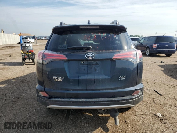 2018 Toyota RAV4 XLE z VIN JTMRFREV1JJ242564, wystawiony jako Copart lot #59093405 z przebiegiem 111 174 mil mil oraz Szkoda całkowita • Salvage title. Historia ofert i sprzedaży dostępna na DreamBid. Obrazek 6.