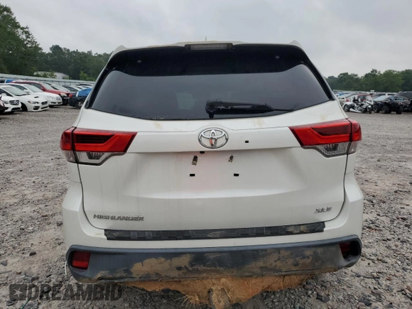 2018 Toyota Highlander SE z VIN 5TDKZRFH1JS543131, wystawiony jako Copart lot #59556625 z przebiegiem Nie podano mil oraz Szkoda całkowita • Salvage title. Historia ofert i sprzedaży dostępna na DreamBid. Obrazek 6.