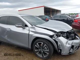 2024 Lexus UX 250h Premium z VIN JTHP6JBH7R2193351, wystawiony jako IAAI lot #42172680 z przebiegiem 10 072 mil mil oraz . Historia ofert i sprzedaży dostępna na DreamBid. Obrazek 6.