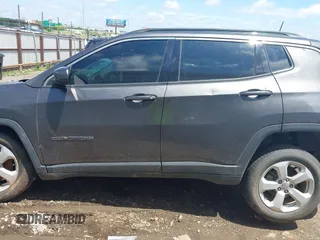 2018 Jeep Compass Latitude z VIN 3C4NJDBB7JT103901, wystawiony jako IAAI lot #42358749 z przebiegiem 91 083 mil mil oraz . Historia ofert i sprzedaży dostępna na DreamBid. Obrazek 14.