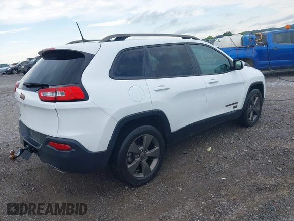 2016 Jeep Cherokee Latitude z VIN 1C4PJMCS4GW332918, wystawiony jako IAAI lot #42447507 z przebiegiem 97 575 mil mil oraz . Historia ofert i sprzedaży dostępna na DreamBid. Obrazek 4.