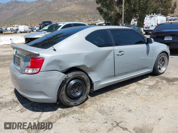 2012 Scion tC z VIN JTKJF5C71C3023274, wystawiony jako IAAI lot #42201270 z przebiegiem 225 683 mil mil oraz . Historia ofert i sprzedaży dostępna na DreamBid. Obrazek 4.