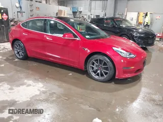 2020 Tesla Model 3 Standard Range Plus z VIN 5YJ3E1EA2LF705670, wystawiony jako IAAI lot #41572352 z przebiegiem 99 980 mil mil oraz . Historia ofert i sprzedaży dostępna na DreamBid. Obrazek 1.