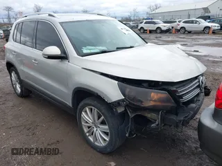 2013 Volkswagen Tiguan SE z VIN WVGBV7AX7DW501335, wystawiony jako IAAI lot #41856816 z przebiegiem 129 615 mil mil oraz . Historia ofert i sprzedaży dostępna na DreamBid. Obrazek 1.