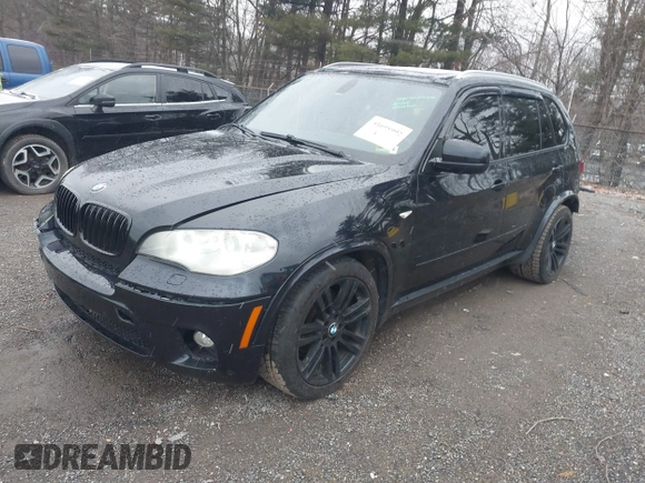 2013 BMW X5 xDrive50i z VIN 5UXZV8C55D0C15881, wystawiony jako IAAI lot #41695992 z przebiegiem 173 391 mil mil oraz . Historia ofert i sprzedaży dostępna na DreamBid. Obrazek 2.
