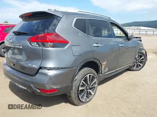 2017 Nissan Rogue SL z VIN JN8AT2MV9HW018040, wystawiony jako IAAI lot #42363401 z przebiegiem 76 020 mil mil oraz . Historia ofert i sprzedaży dostępna na DreamBid. Obrazek 4.