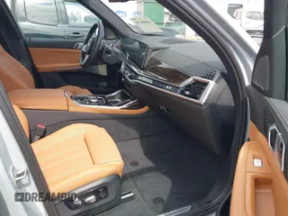 2024 BMW X7 xDrive40i z VIN 5UX23EM07R9T99861, wystawiony jako IAAI lot #40400730 z przebiegiem 9 916 mil mil oraz . Historia ofert i sprzedaży dostępna na DreamBid. Obrazek 5.