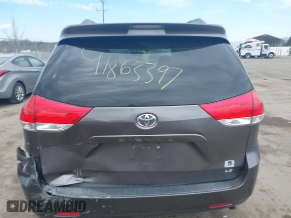 2014 Toyota Sienna LE AAS z VIN 5TDKK3DC2ES519967, wystawiony jako IAAI lot #41863397 z przebiegiem 124 130 mil mil oraz . Historia ofert i sprzedaży dostępna na DreamBid. Obrazek 16.