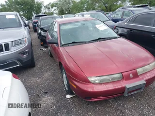 1996 Saturn SL z VIN 1G8ZK5278TZ131860, wystawiony jako IAAI lot #36831380 z przebiegiem 134 059 mil mil oraz . Historia ofert i sprzedaży dostępna na DreamBid. Obrazek 1.