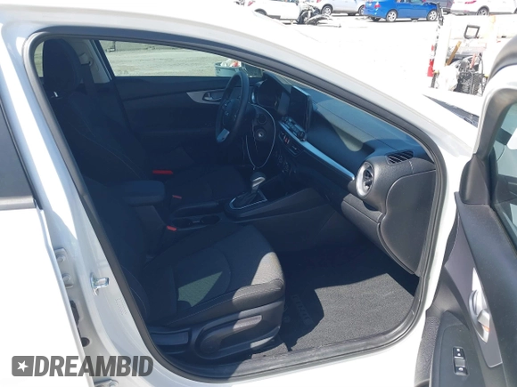 2022 Kia Forte LXS z VIN 3KPF24AD2NE425621, wystawiony jako IAAI lot #41865432 z przebiegiem 14 245 mil mil oraz . Historia ofert i sprzedaży dostępna na DreamBid. Obrazek 5.