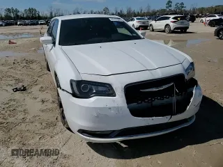 2019 Chrysler 300 S z VIN 2C3CCABG1KH654061, wystawiony jako Copart lot #47137005 z przebiegiem 109 896 mil mil oraz Szkoda całkowita • Salvage title. Historia ofert i sprzedaży dostępna na DreamBid. Obrazek 11.