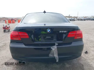 2011 BMW 3 Series 328i z VIN WBAKE5C52BE429545, wystawiony jako IAAI lot #41712599 z przebiegiem 67 746 mil mil oraz . Historia ofert i sprzedaży dostępna na DreamBid. Obrazek 16.