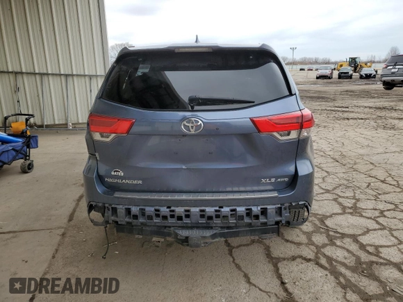 2018 Toyota Highlander SE z VIN 5TDJZRFH8JS840487, wystawiony jako Copart lot #43796995 z przebiegiem 86 997 mil mil oraz Nie do naprawy • Non repairable. Historia ofert i sprzedaży dostępna na DreamBid. Obrazek 6.