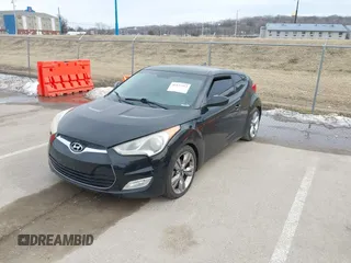 2013 Hyundai Veloster w/Black Int z VIN KMHTC6ADXDU149793, wystawiony jako IAAI lot #41537953 z przebiegiem 117 635 mil mil oraz . Historia ofert i sprzedaży dostępna na DreamBid. Obrazek 2.