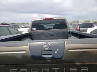 2002 Nissan Frontier XE z VIN 1N6ED29X92C367175, wystawiony jako Copart lot #54979685 z przebiegiem 281 470 mil mil oraz Szkoda całkowita • Salvage title. Historia ofert i sprzedaży dostępna na DreamBid. Obrazek 6.