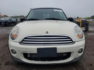 2011 MINI Hardtop z VIN WMWSU3C56BT096298, wystawiony jako Copart lot #55764375 z przebiegiem 141 499 mil mil oraz Szkody całkowita. Historia ofert i sprzedaży dostępna na DreamBid. Obrazek 5.